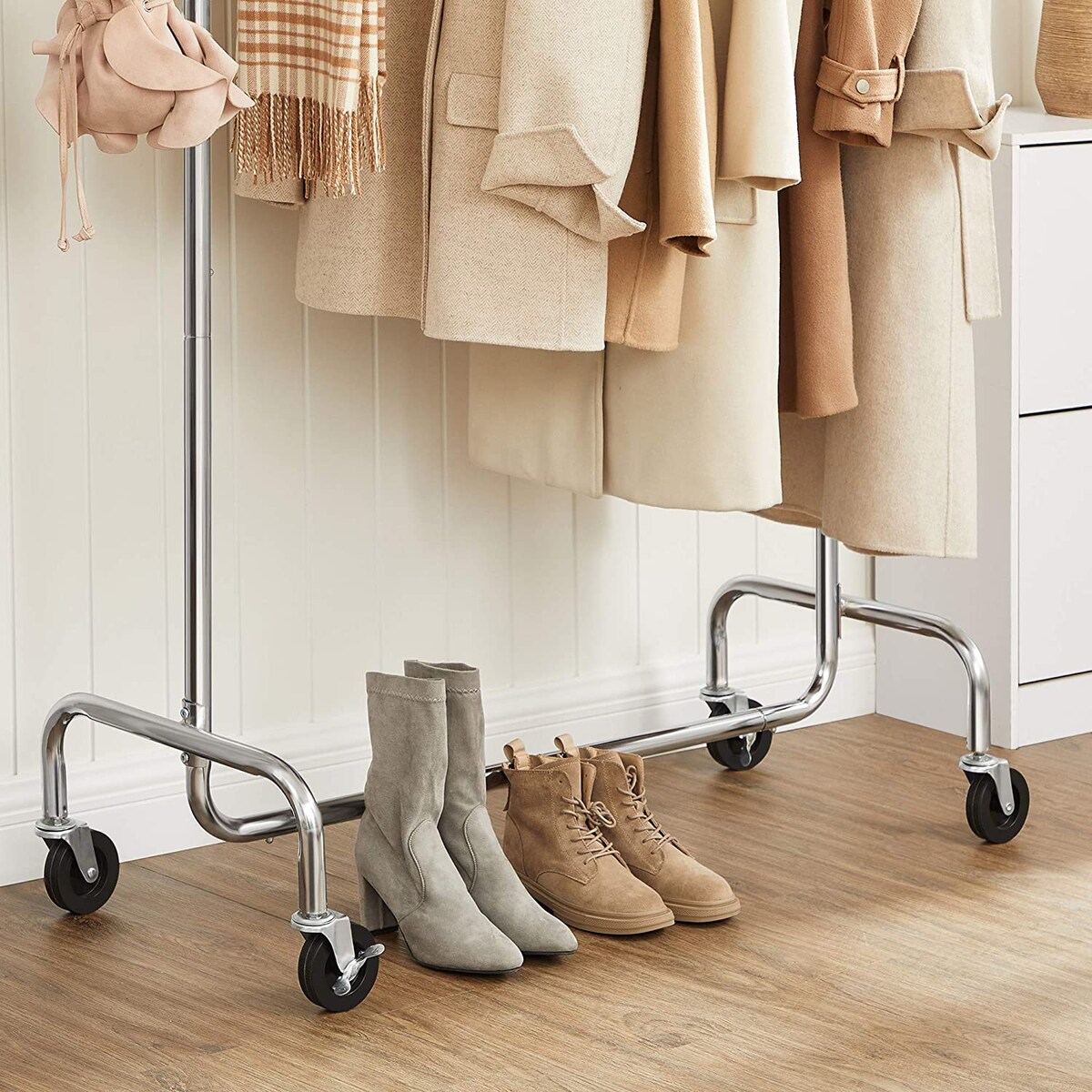 Wieszak Na Ubrania Na Kółkach do przedpokoju korytarza sypialni Srebrny