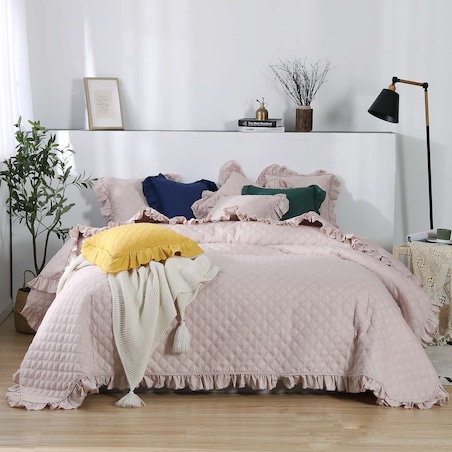 Pudrowa Narzuta Pikowana z Falbanką 240 x 220 Jednolita Ozdobna Kapa na Fotel