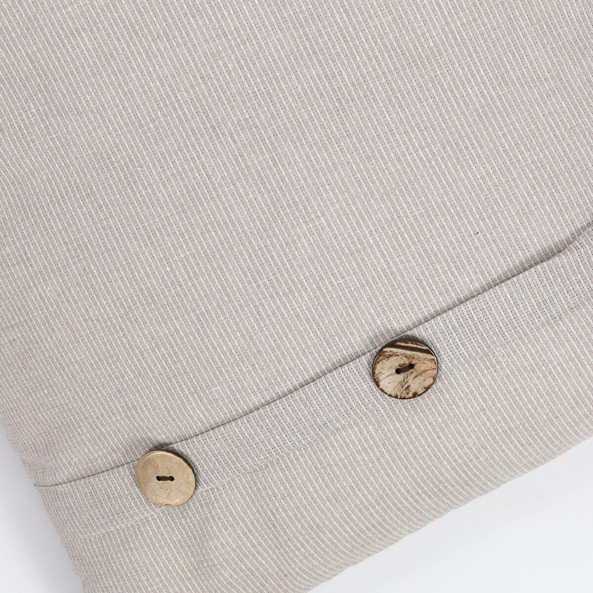 Poduszka dekoracyjna z dużymi guzikami, 45 x 45 cm