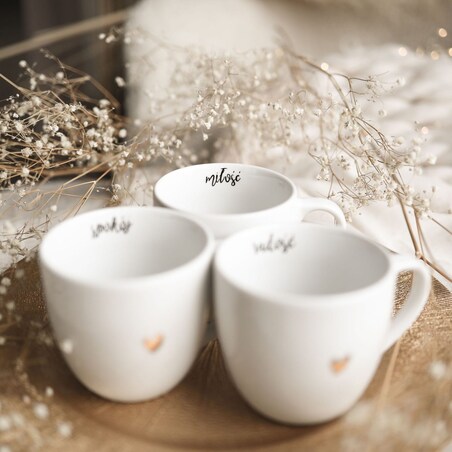 Biały kubek porcelanowy 300 ml „Miłość" ze złotym sercem - prezent na walentynki, rocznicę, zaręczyny