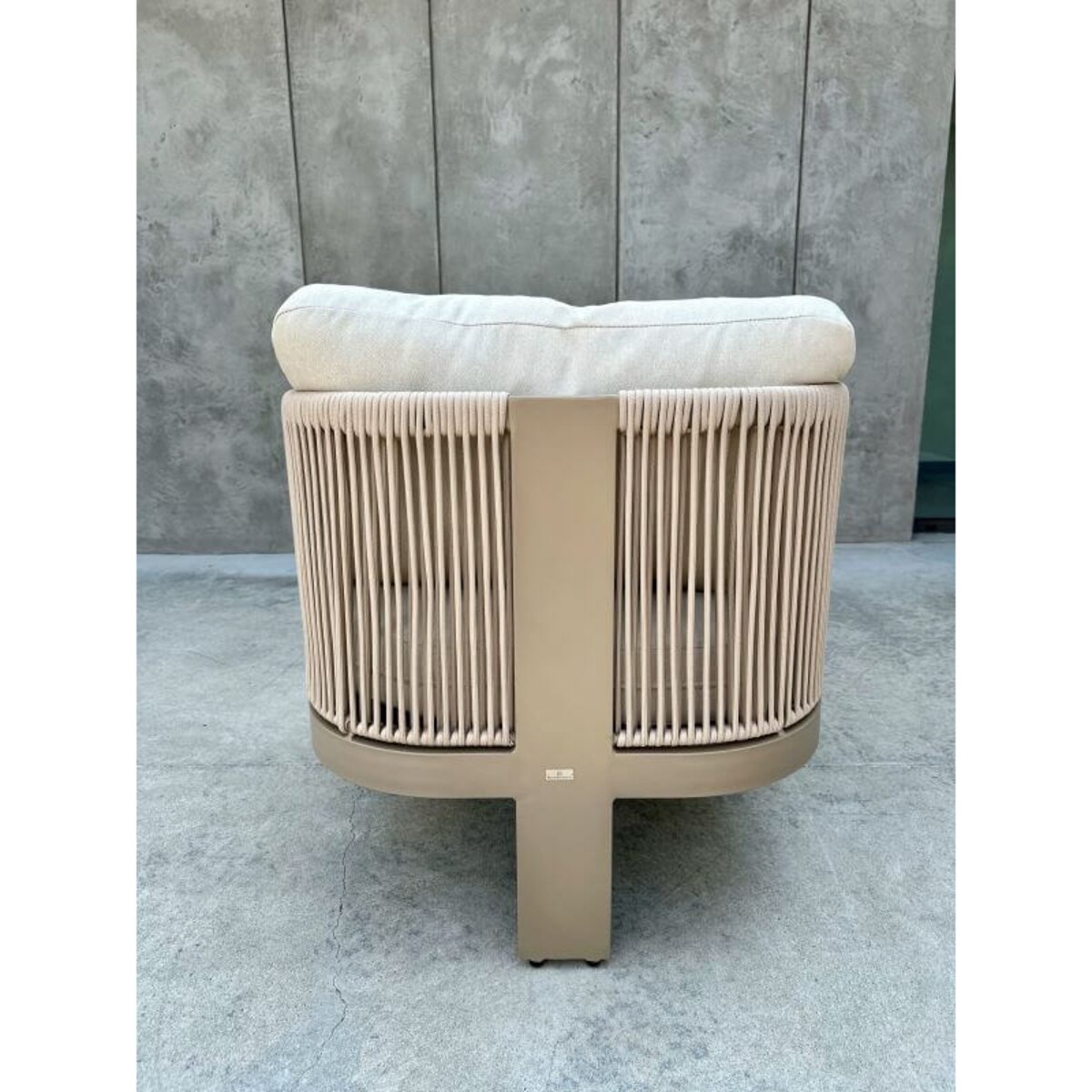 ALUMINIOWY FOTEL LEONE W KOLORZE SZAMPAŃSKIM