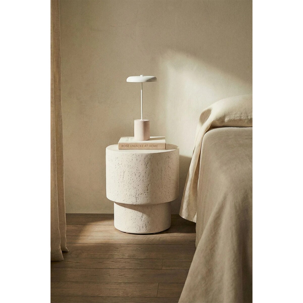 Okrągła szafka nocna, stolik boczny, Ø45 cm z cementu Selara, biały