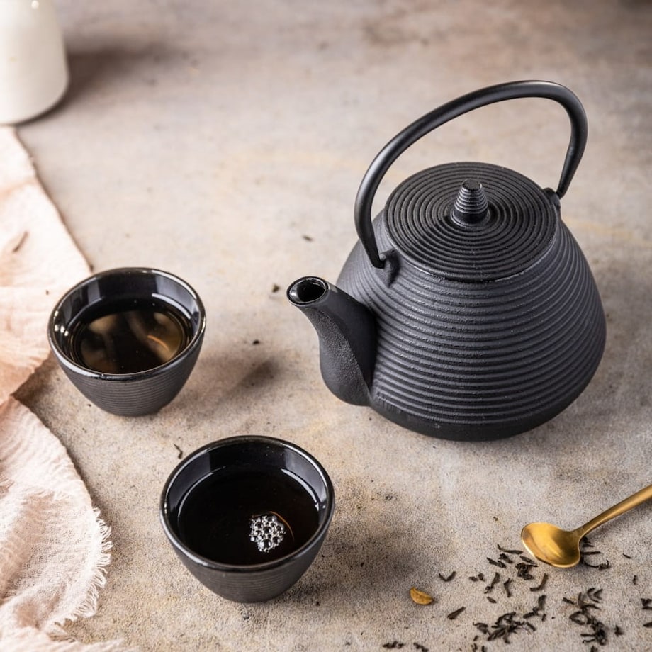 Czajniczek żeliwny Zaparzacz do herbaty 1.0L zestaw z żeliwnymi filiżankami czarkami KINGHOFF
