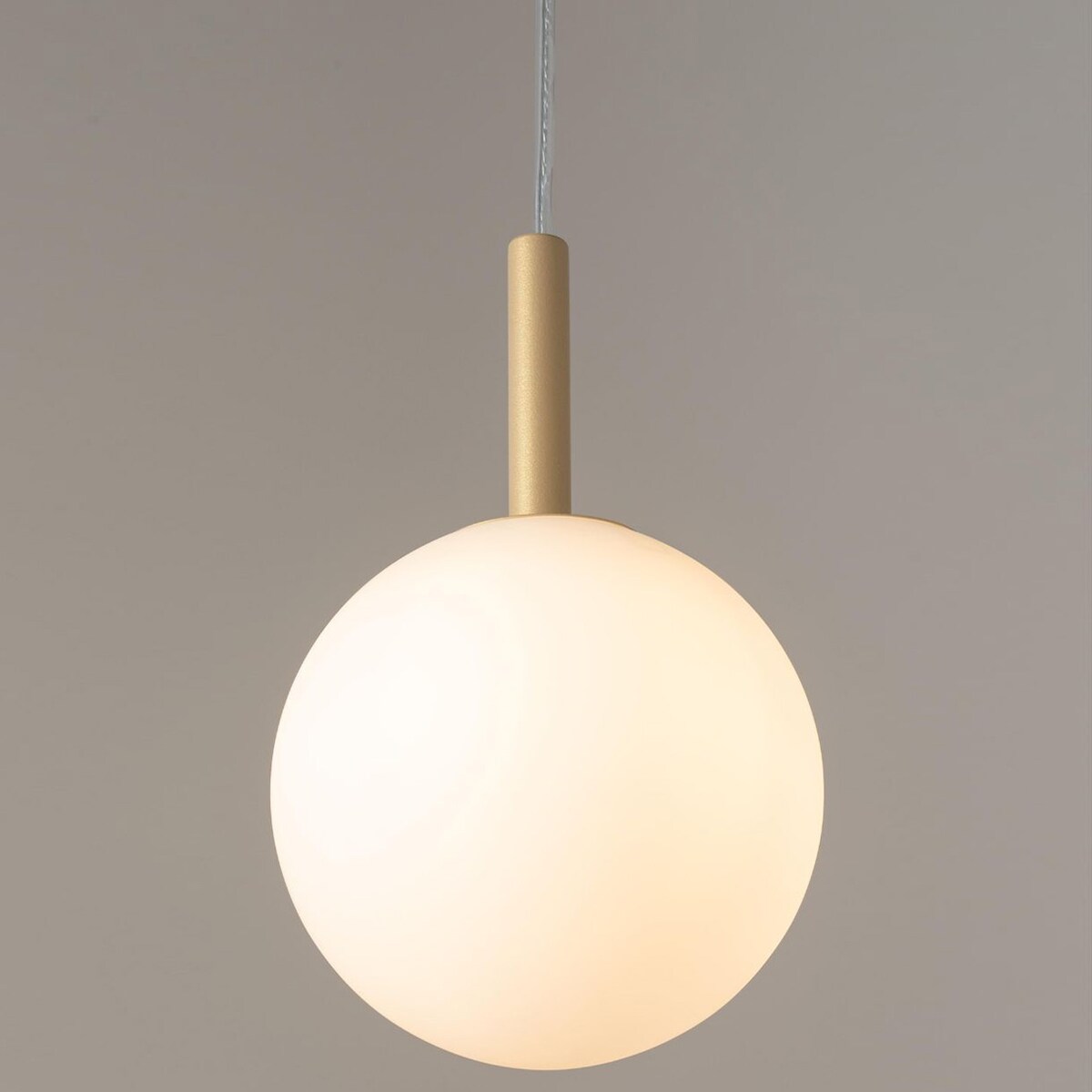 Złota lampa wisząca Gama mleczna kula nad stół do jadalni