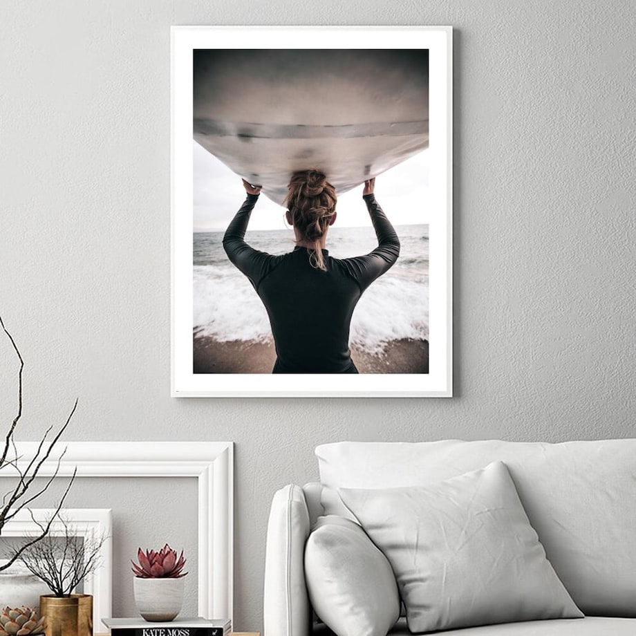 Poster Story, Plakat, Obraz - Kobieta z Deską Surfingową, wymiary 21 x 30 cm