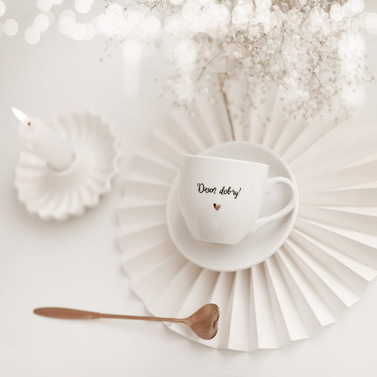 Biała filiżanka porcelanowa do espresso ze spodkiem 100 ml - napis Dzień dobry ze złotym sercem dla miłośnika kawy na urodziny