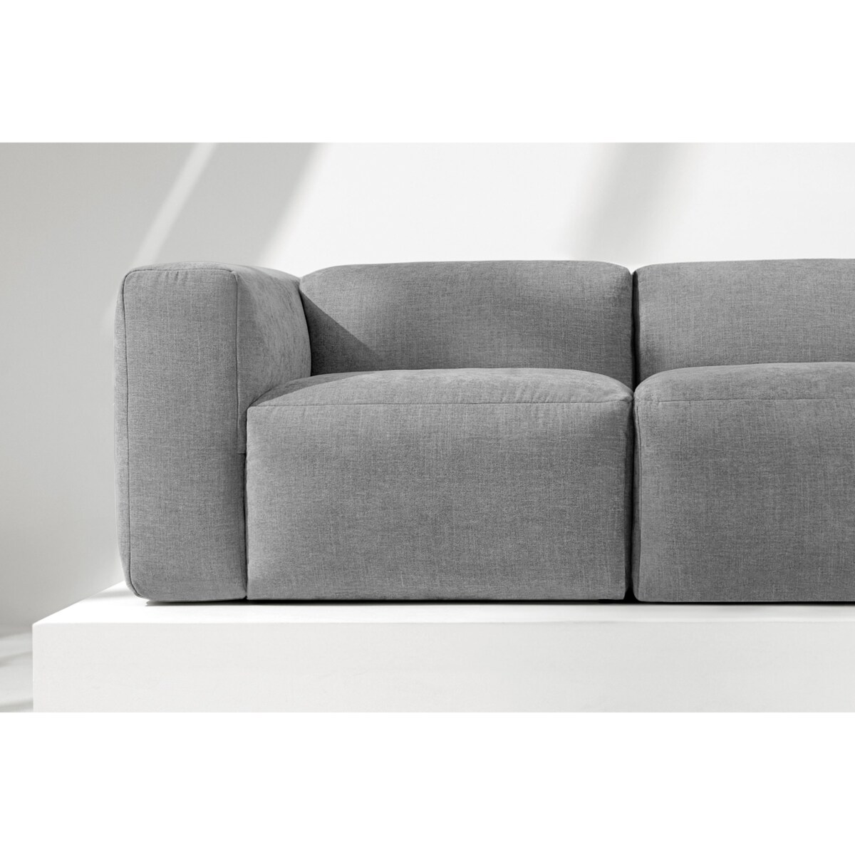 KONSIMO BUFFO 2-osobowa sofa z niezwykle miękkim i wygodnym siedziskiem, kolor jasny popielaty