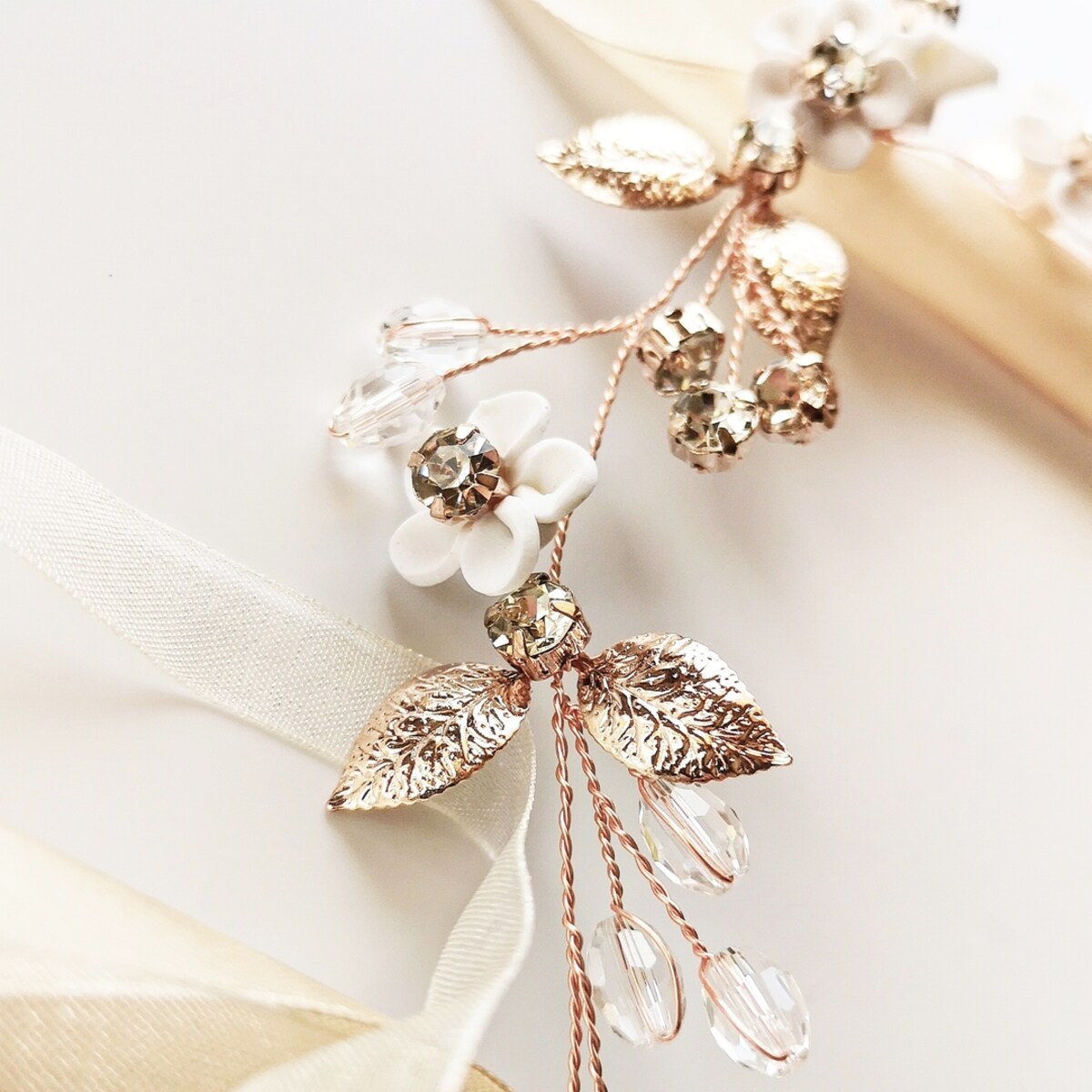 Gałązka ślubna rose gold z kwiatami listkami i cyrkoniami