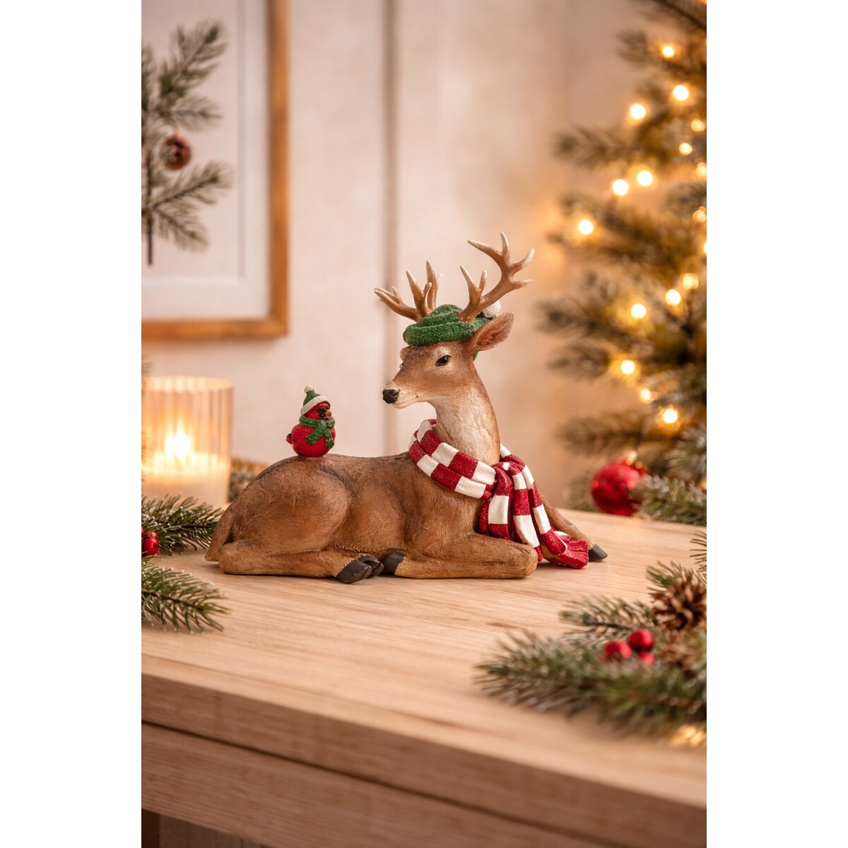 Figurka - leżący renifer 29,7x32,5x17,5 cm SCIARPA w szaliku biało-czerwonym