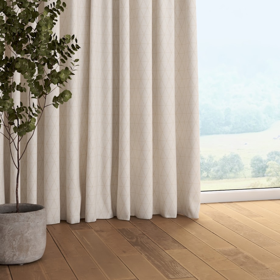 Zasłona na taśmie marszczącej 1 szt. 130x245 beżowe trójkąty na kremowo-białym tle