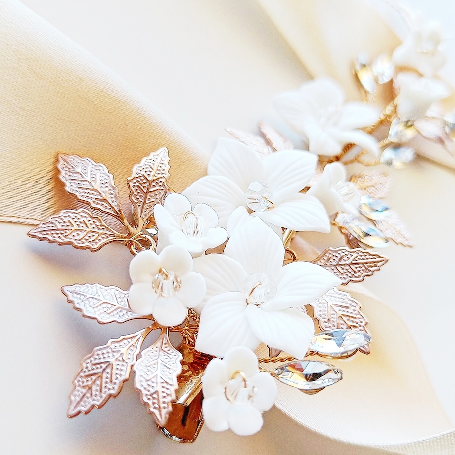 Efektowna złota spinka do włosów z kwiatami i cyrkoniami