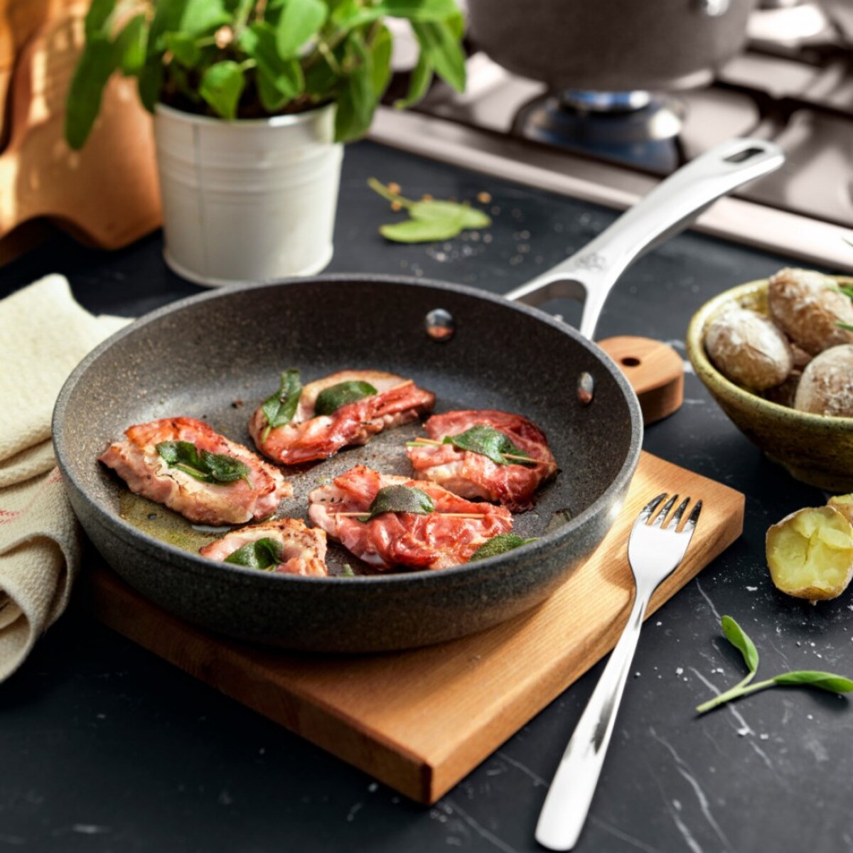 Indukcyjna patelnia głęboka z 1 uchwytem Ballarini Salina Granitium - 28 cm