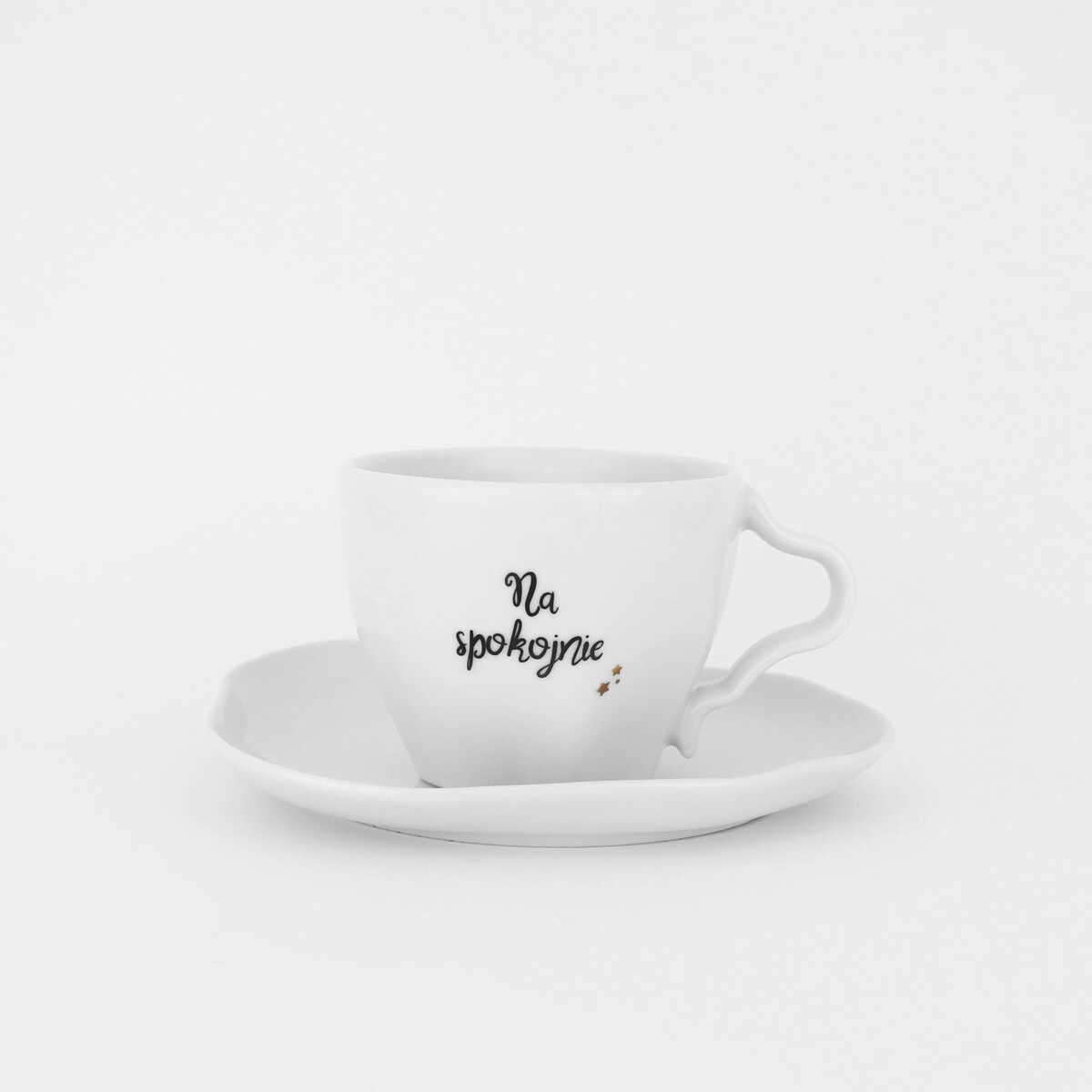 Biała Asymetryczna Filiżanka Porcelanowa ze Spodkiem 200 ml - Napis Na Spokojnie ze Złotymi Gwiazdkami dla Niej na Urodziny