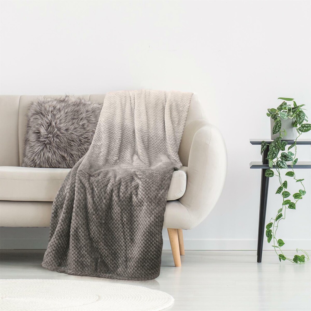 Puszysty koc polarowy Honey szary 150x200 cm na kanapę i łóżko do salonu Intesi