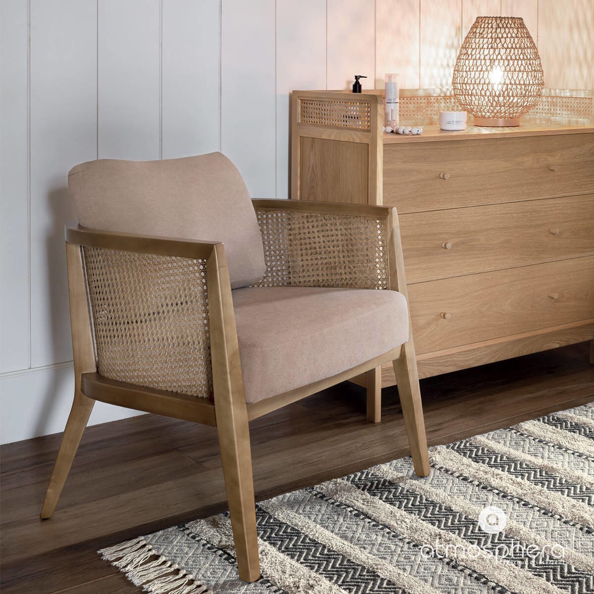 Fotel z rattanowymi podłokietnikami KOZA