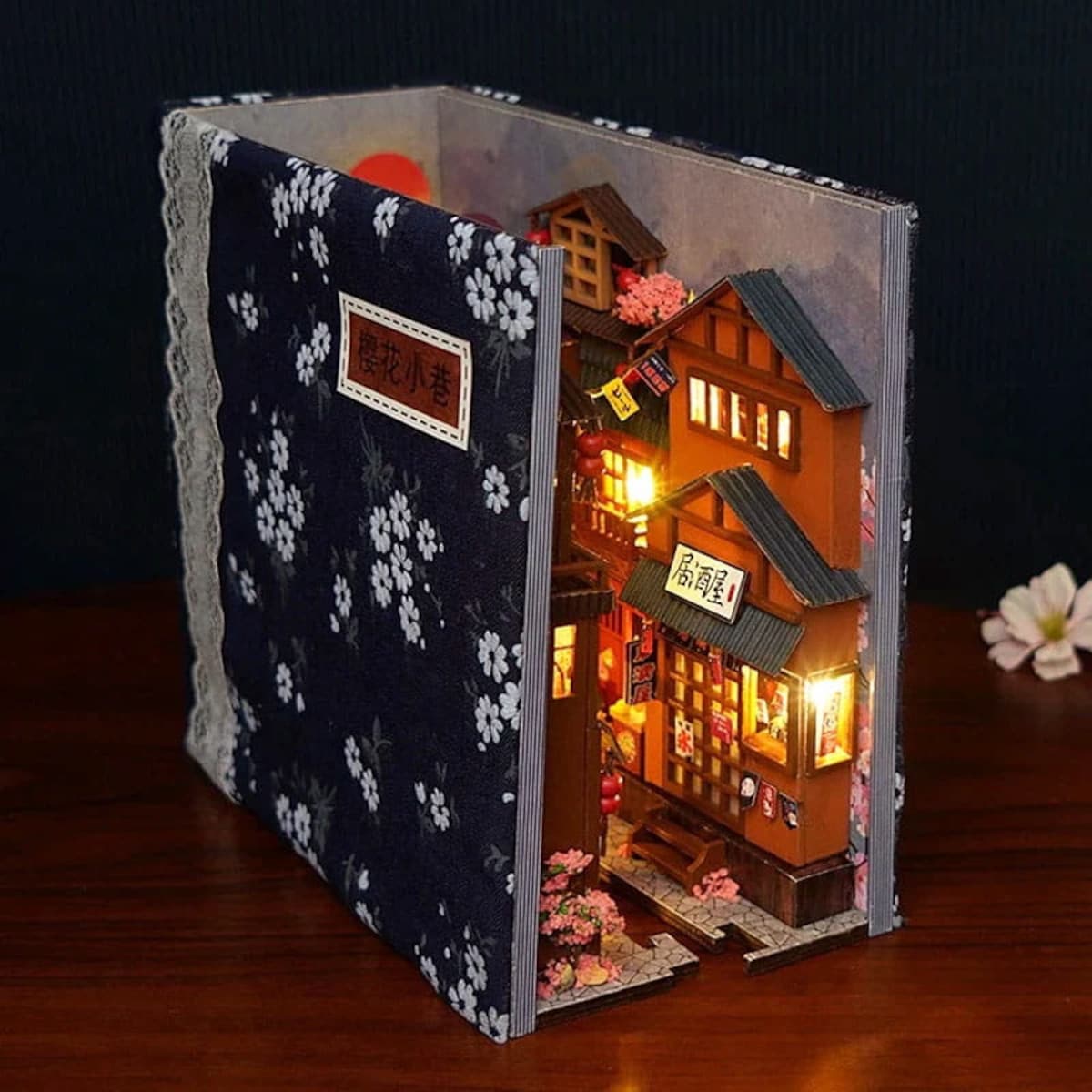 Miniaturowy domek Book Nook - Wiosenna Japonia