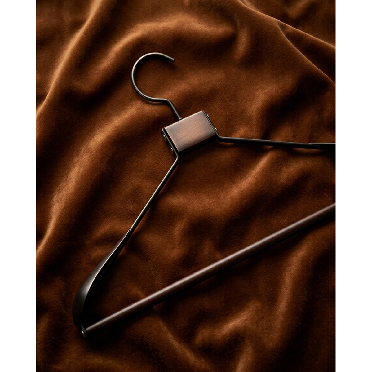 Zestaw 4 drewnianych wieszaków na ubrania SHP SOLID czarny