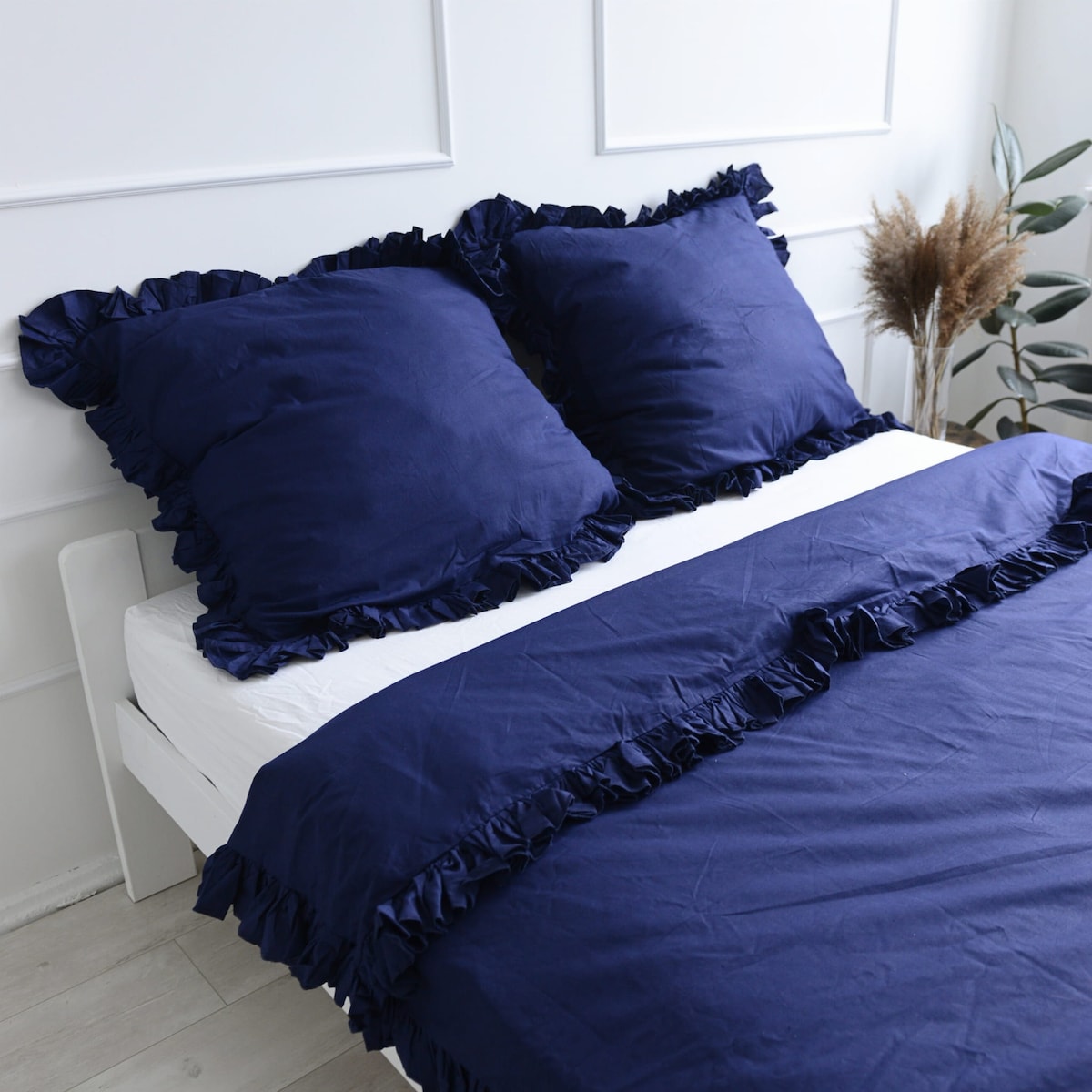 Pościel bawełniana z falbanką granatowa 220x200 + 2x50x60