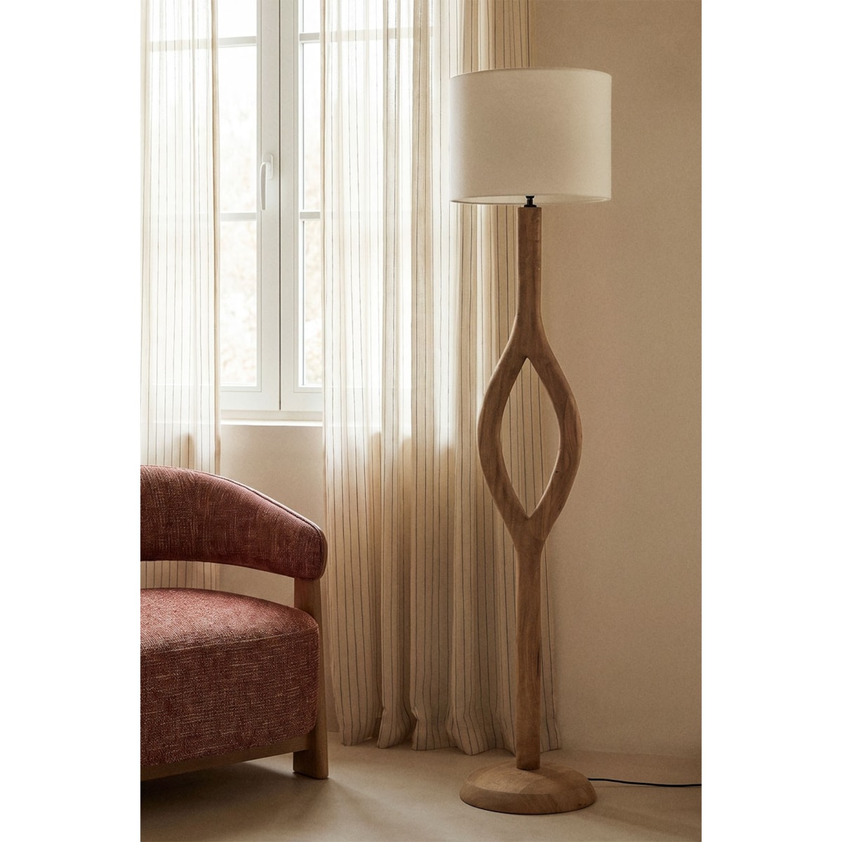Lampa podłogowa Gracia z drewna mango, 165 cm