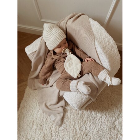 Futrzany fotelik dla dziecka z haftowanym imieniem biały