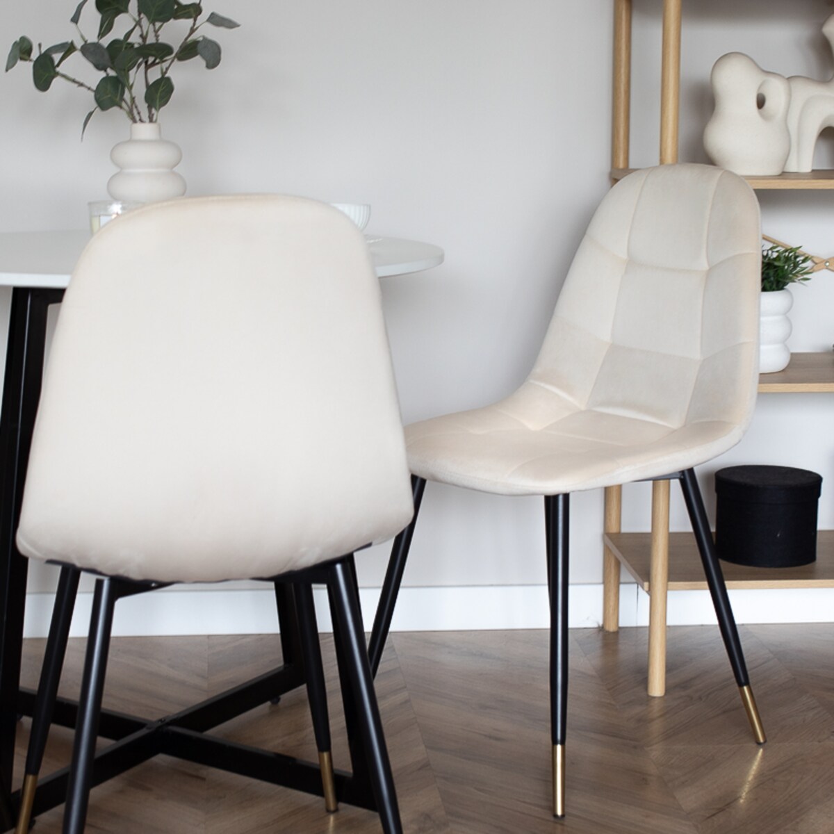 Krzesło tapicerowane welurowe pikowane beżowe złote nogi