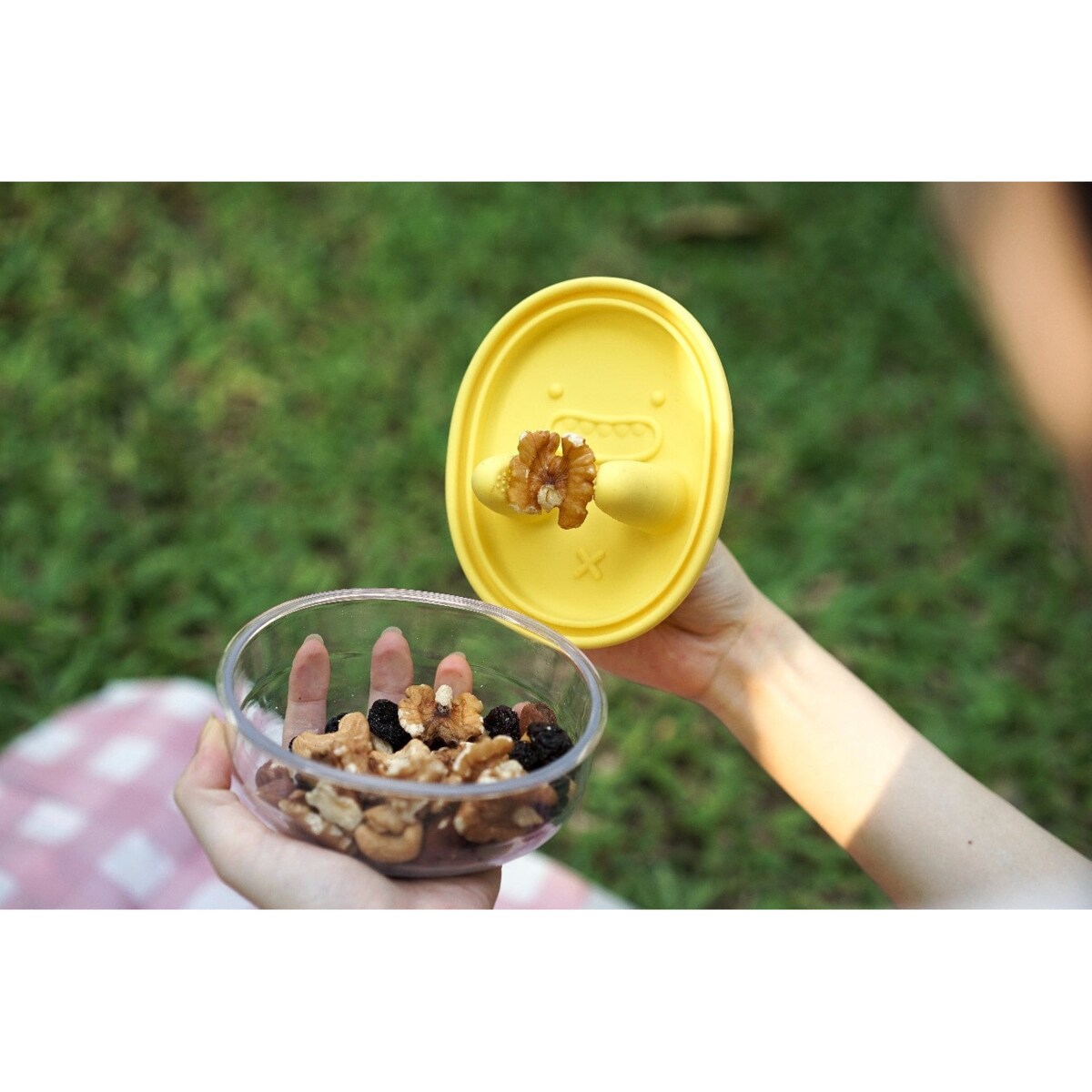 MONCHI FINGER SNACK BOWL innowacyjny pojemnik na przekąski, Butter Yellow