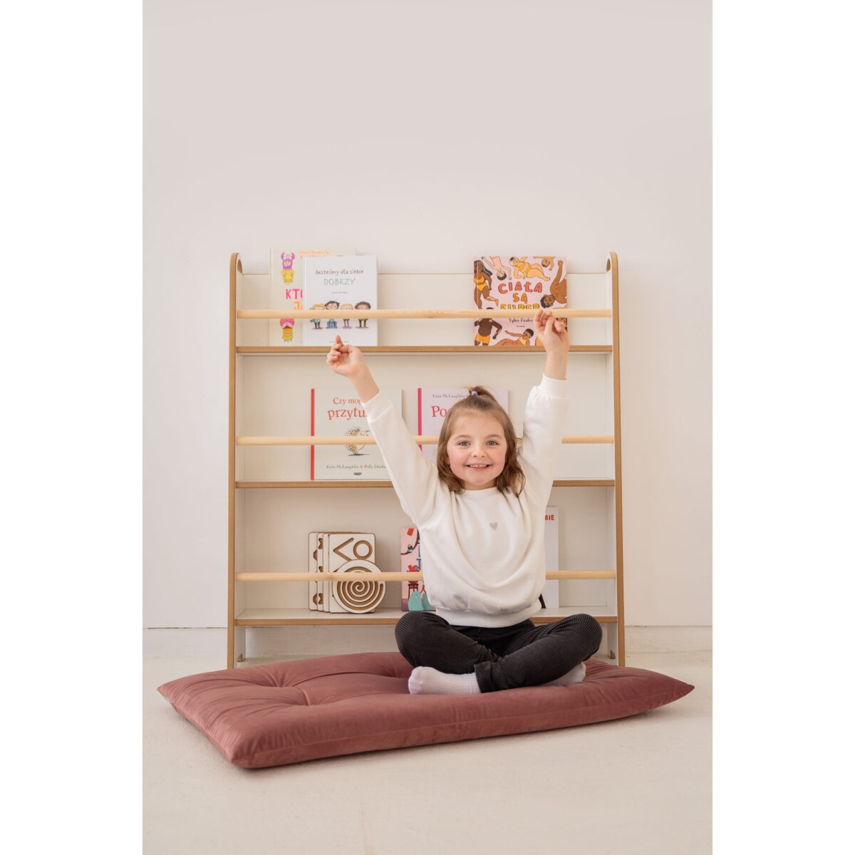 WIDE - wąska biblioteczka do ściany