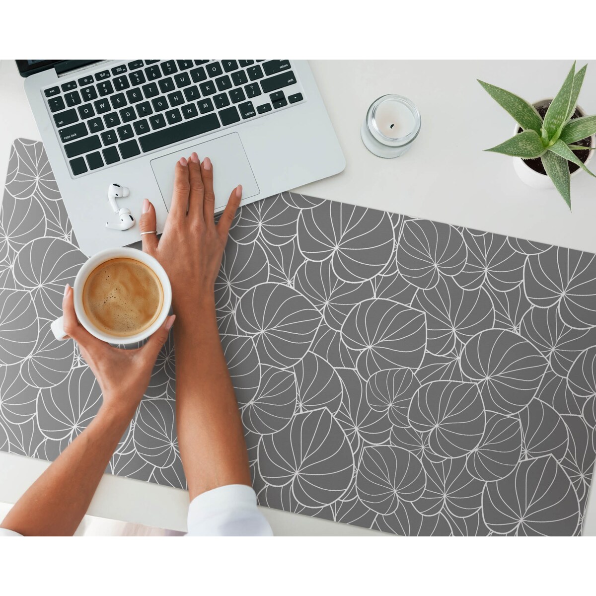 Szara mata na biurko Liście w abstrakcji, 100x50 cm