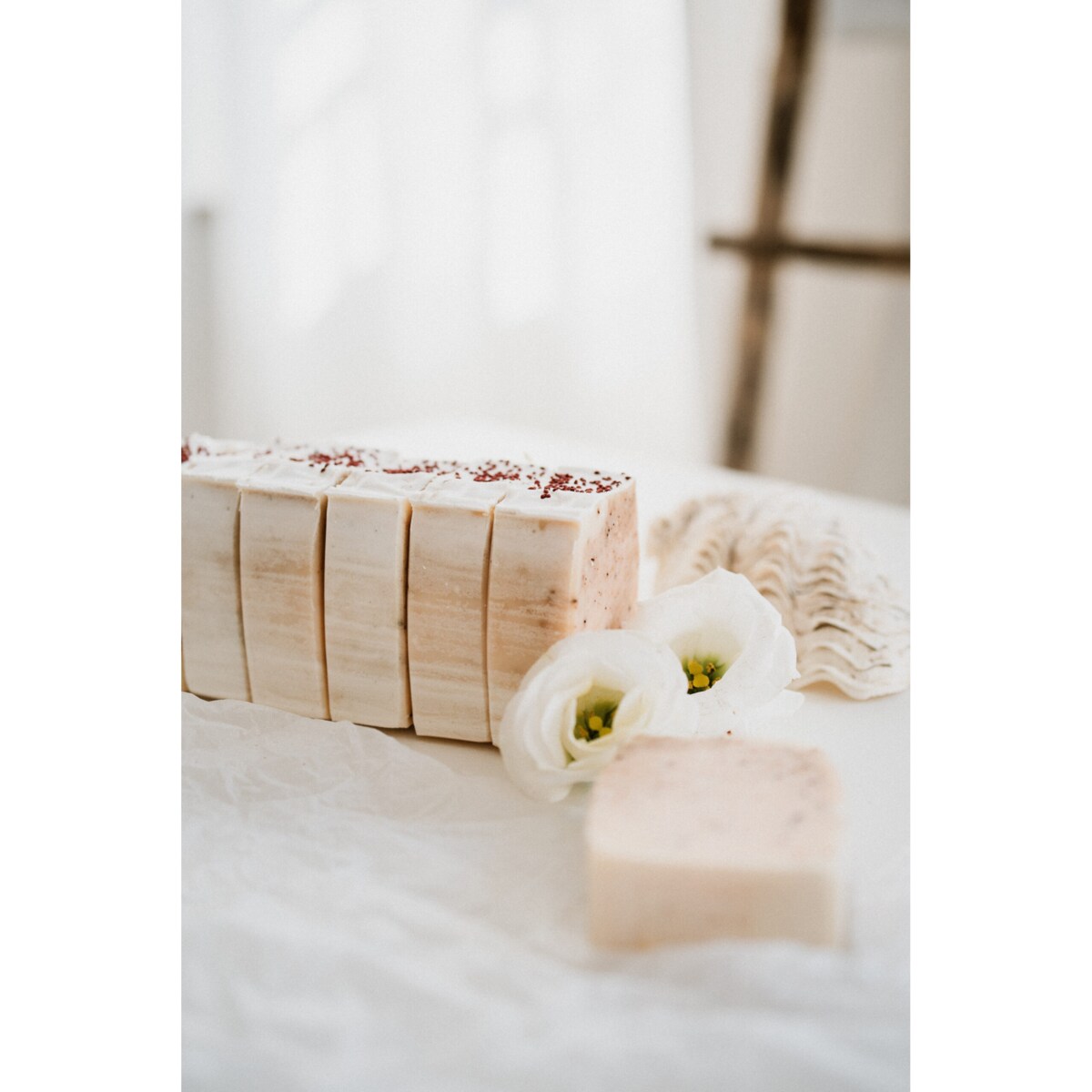 Peelingujące naturalne mydło z nasionami żurawiny - Natural peeling soap with cranberry seeds