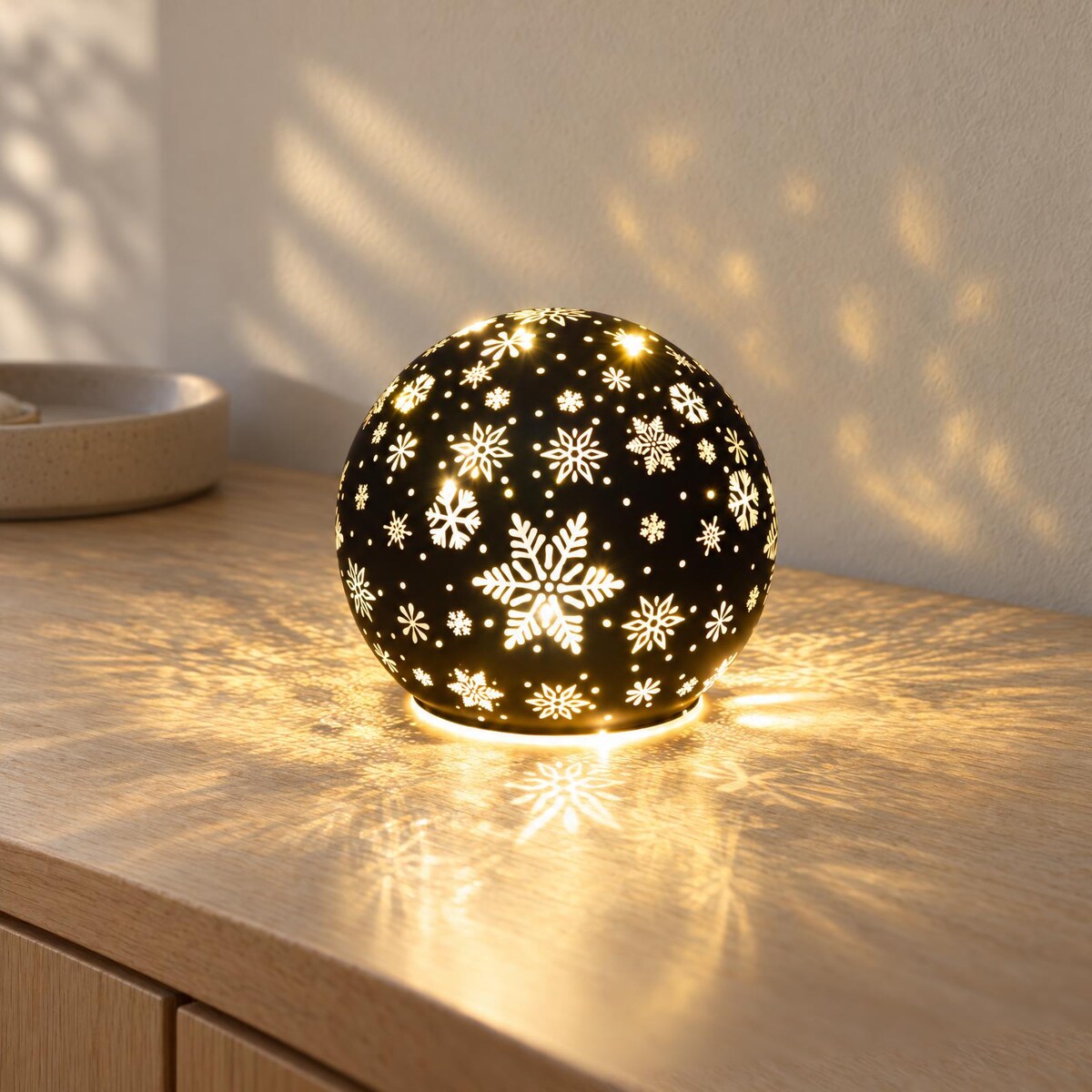 Szklana kula dekoracyjna z podświetleniem 3D LED, motyw śnieżynki, Ø 12 x 11 cm