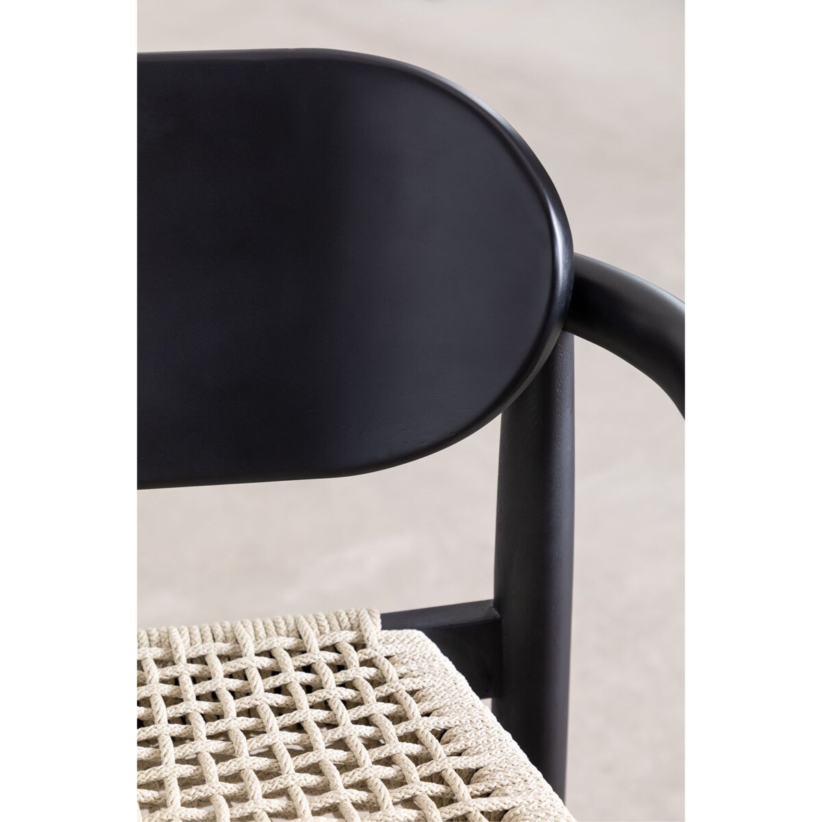 Krzesło drewniane z podłokietnikami i plecionką Ugmen czarne