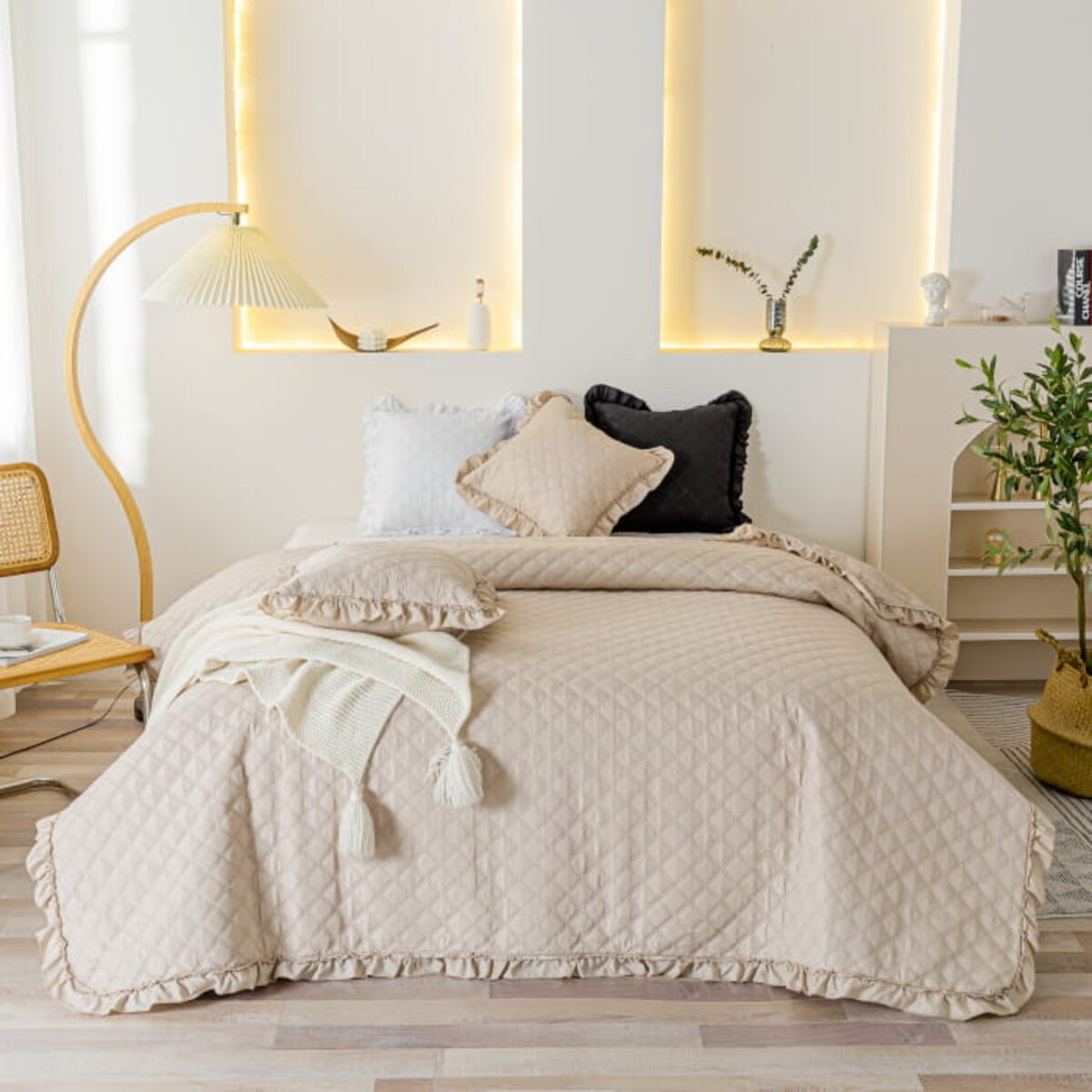 Beżowa Narzuta Pikowana z Falbanką 240 x 260 Duży XXL Koc Pled Elegancki Loft