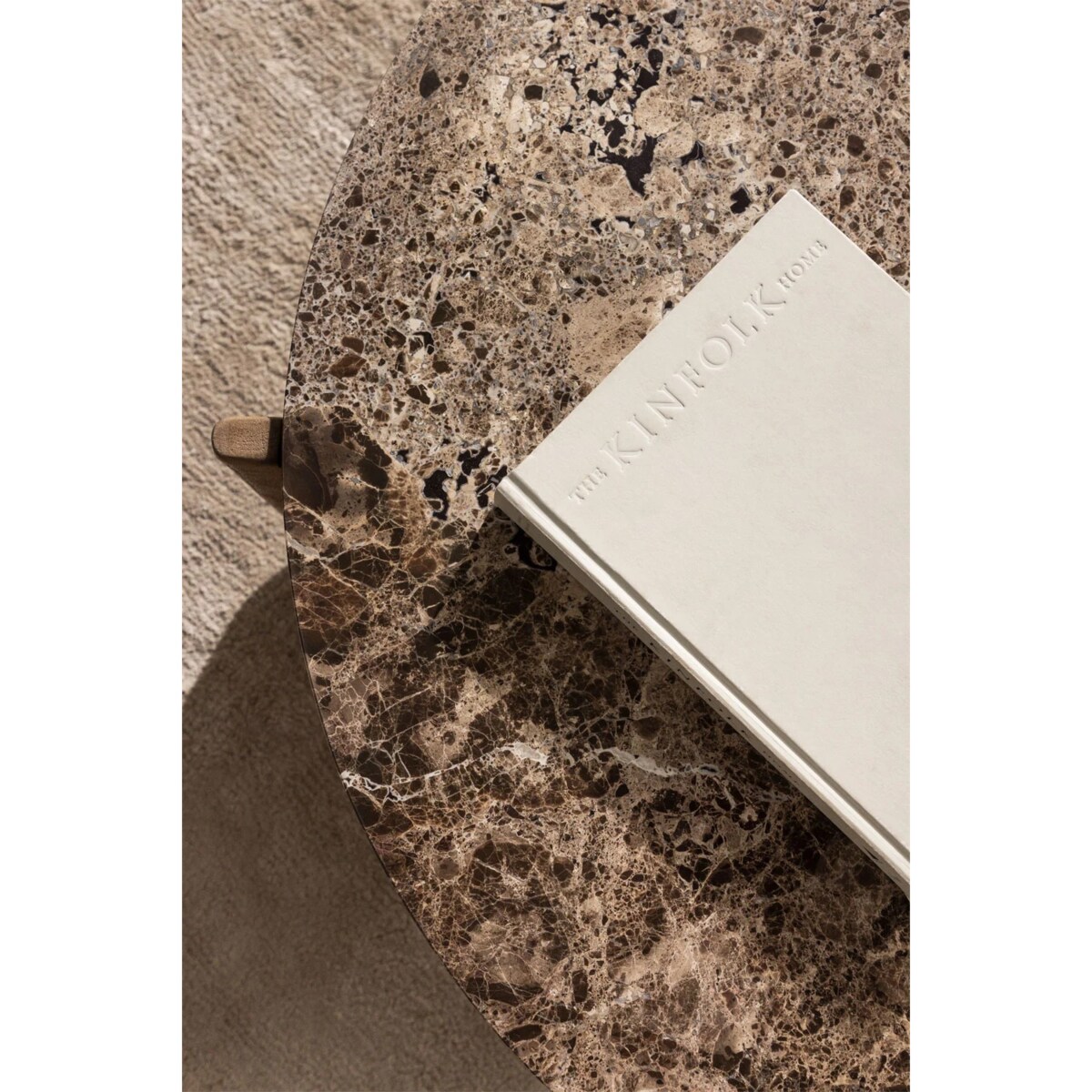 Stolik kawowy z drewna mango i brązowego marmuru Lavinia Ø90 cm