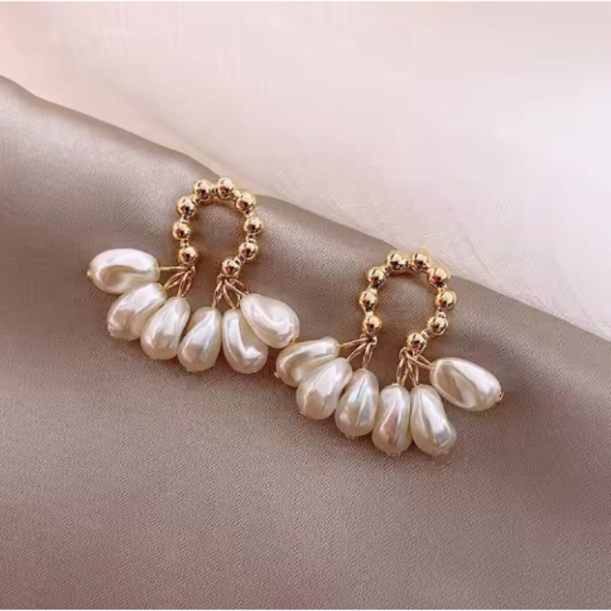 Złote delikatne kolczyki z perełkami subtelne wiszące okrągłe koła drobne