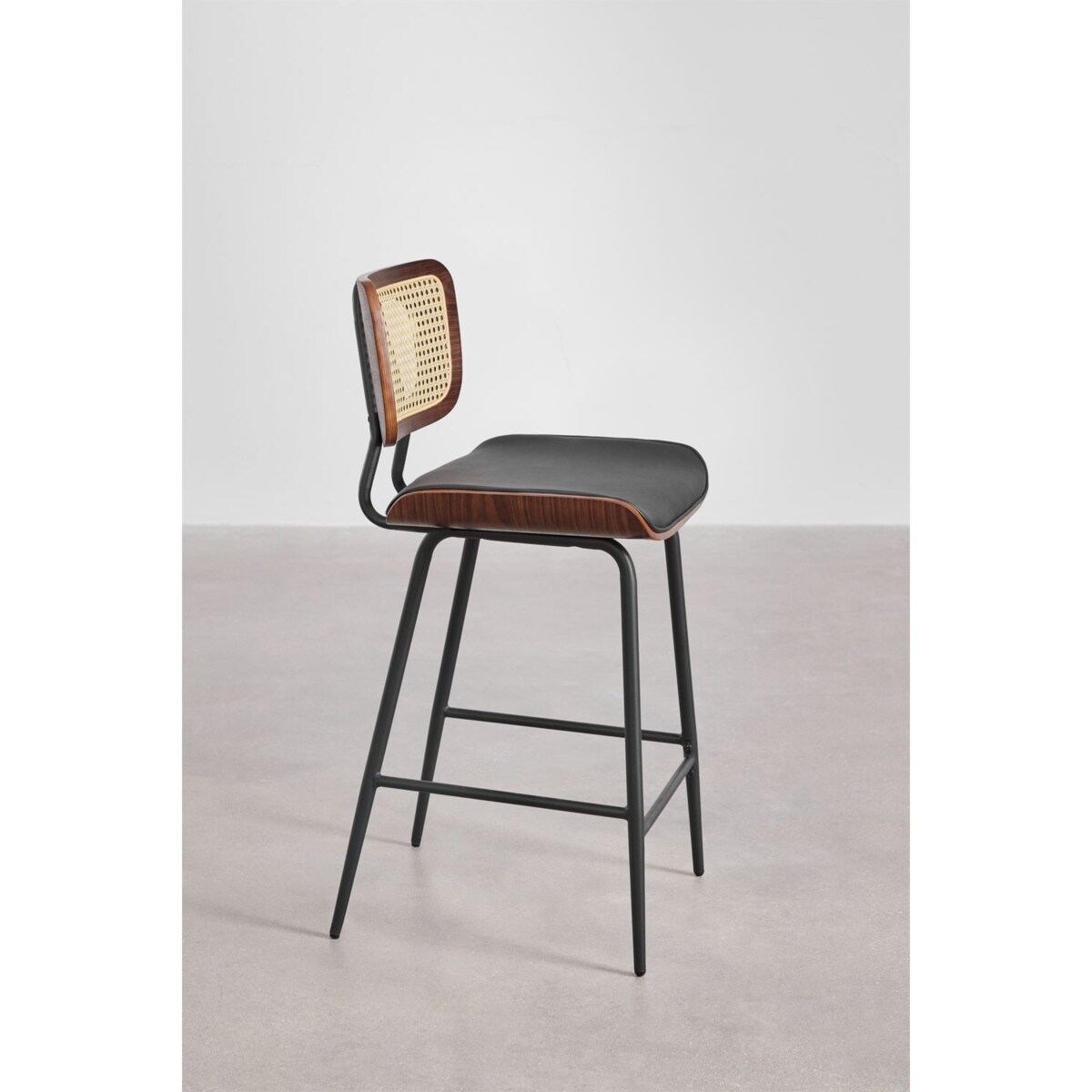 Krzesło barowe z drewna, rattanu i ekoskóry czarnej Raysa brązowe