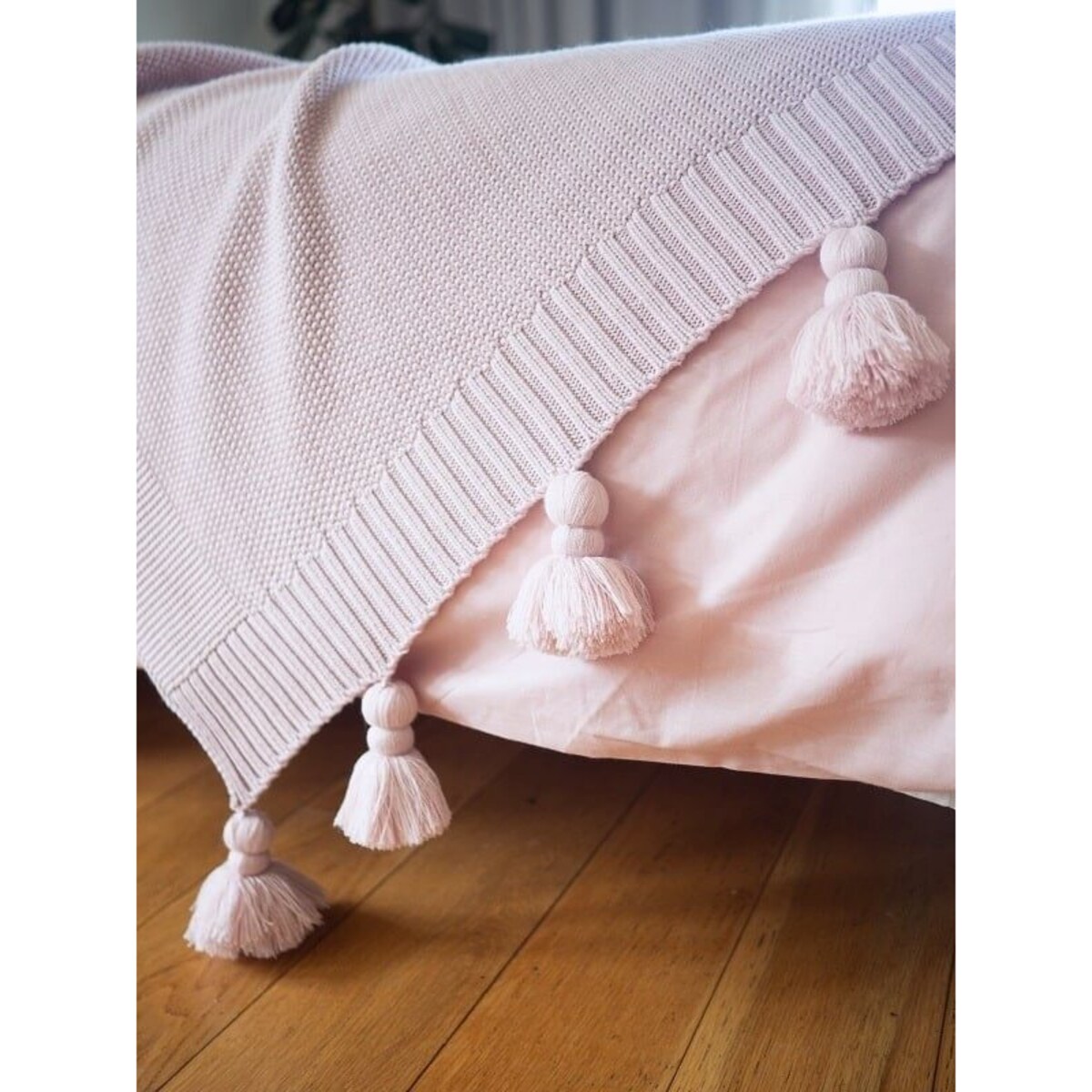 Narzuta z frędzlami pudrowy róż 155 x 240 cm