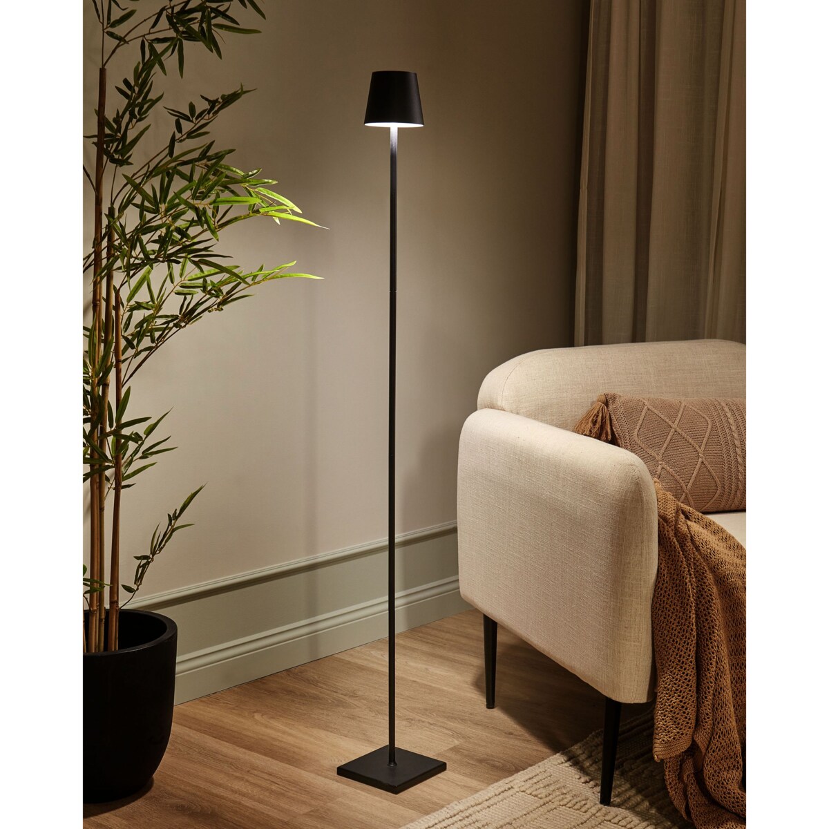 Bezprzewodowa lampa podłogowa metalowa czarna GAVARRESA