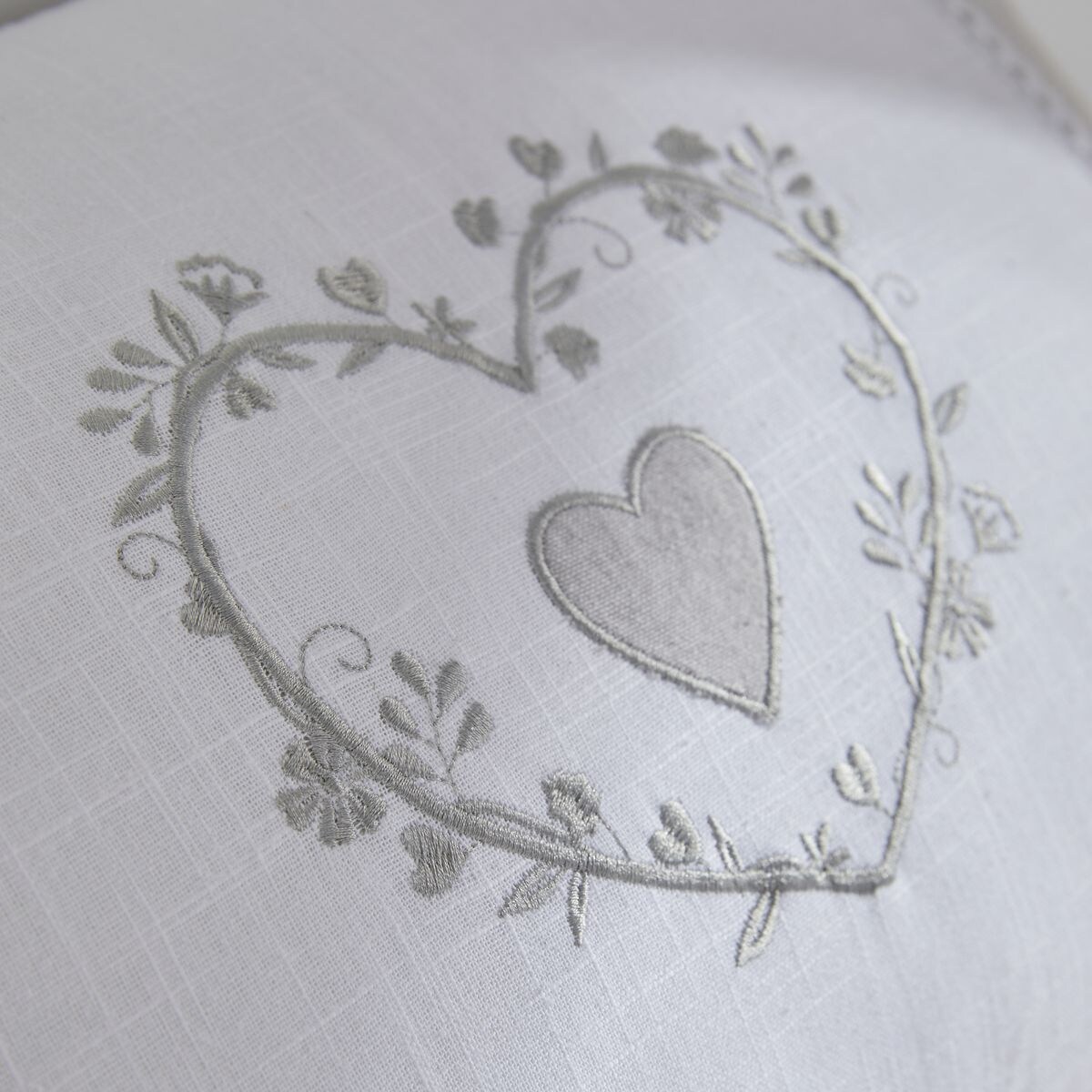 Poduszka dekoracyjna do salonu CONSTANCE, haftowane serduszko, bawełna, 30 x 50 cm