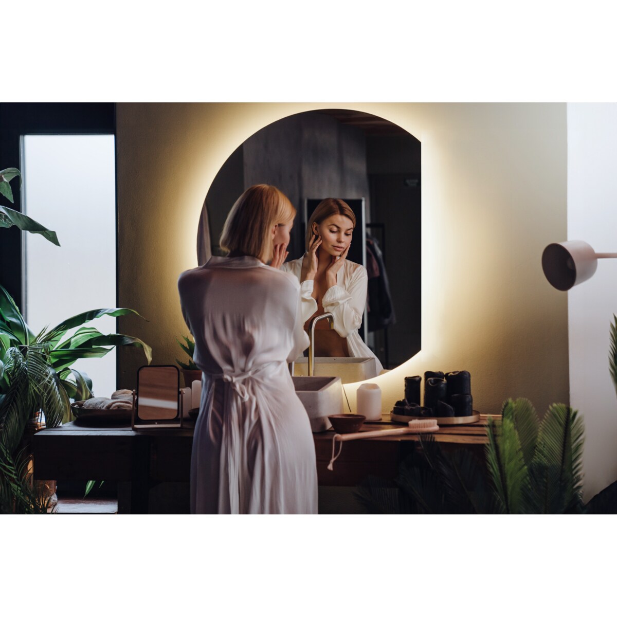 Lustro LED ścięty okrąg 70x80 cm - światło neutralne