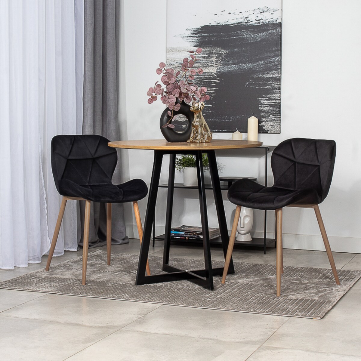 Krzesło tapicerowane czarne welurowe jasne nogi do salonu jadalni