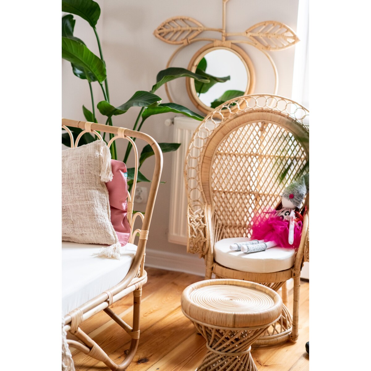 Rattanowe lusterko APPLE w rozmiarze M