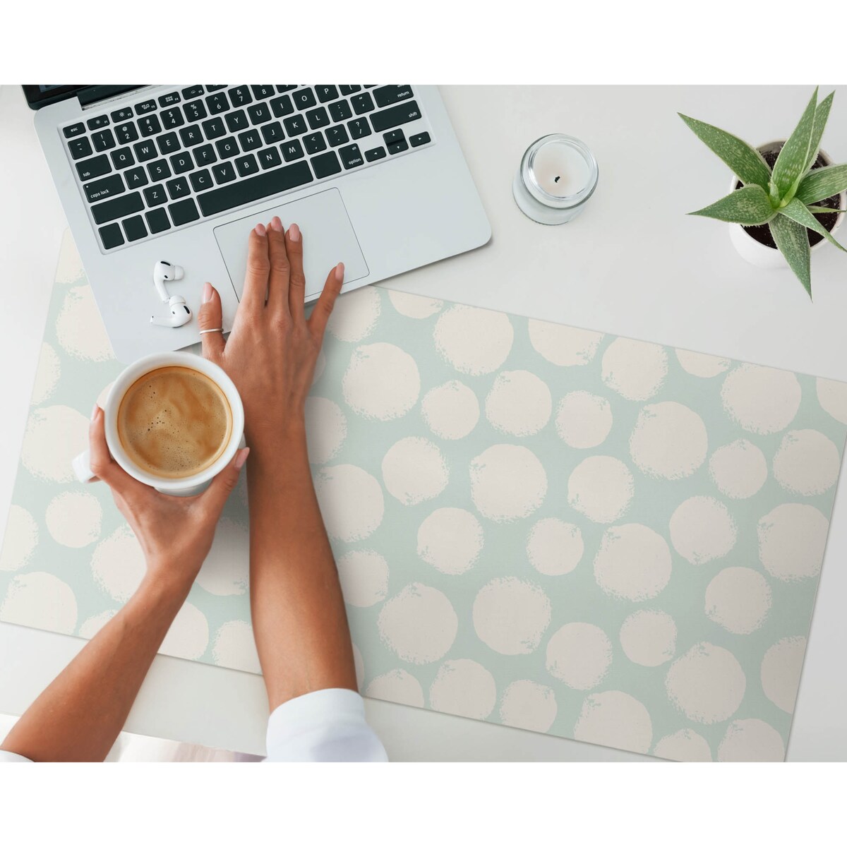 Miętowa mata na biurko Pastelowe kropki, 90x45 cm
