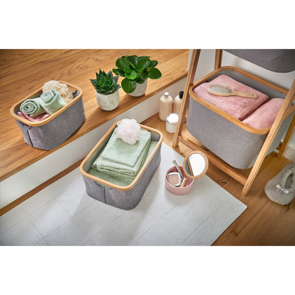 Pudełko z płótna, tekstylny pojemnik na przedmioty, kosz z tkaniny do przechowywania przedmiotów.