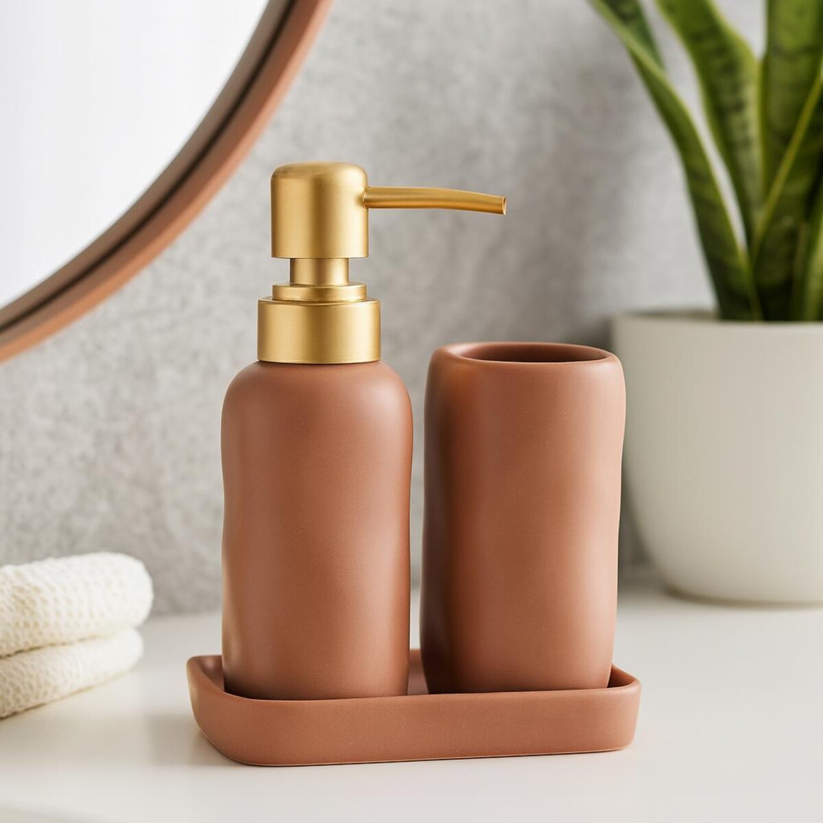 Zestaw łazienkowy EON, ceramiczny dozownik ze złotą pompką, kubek i taca