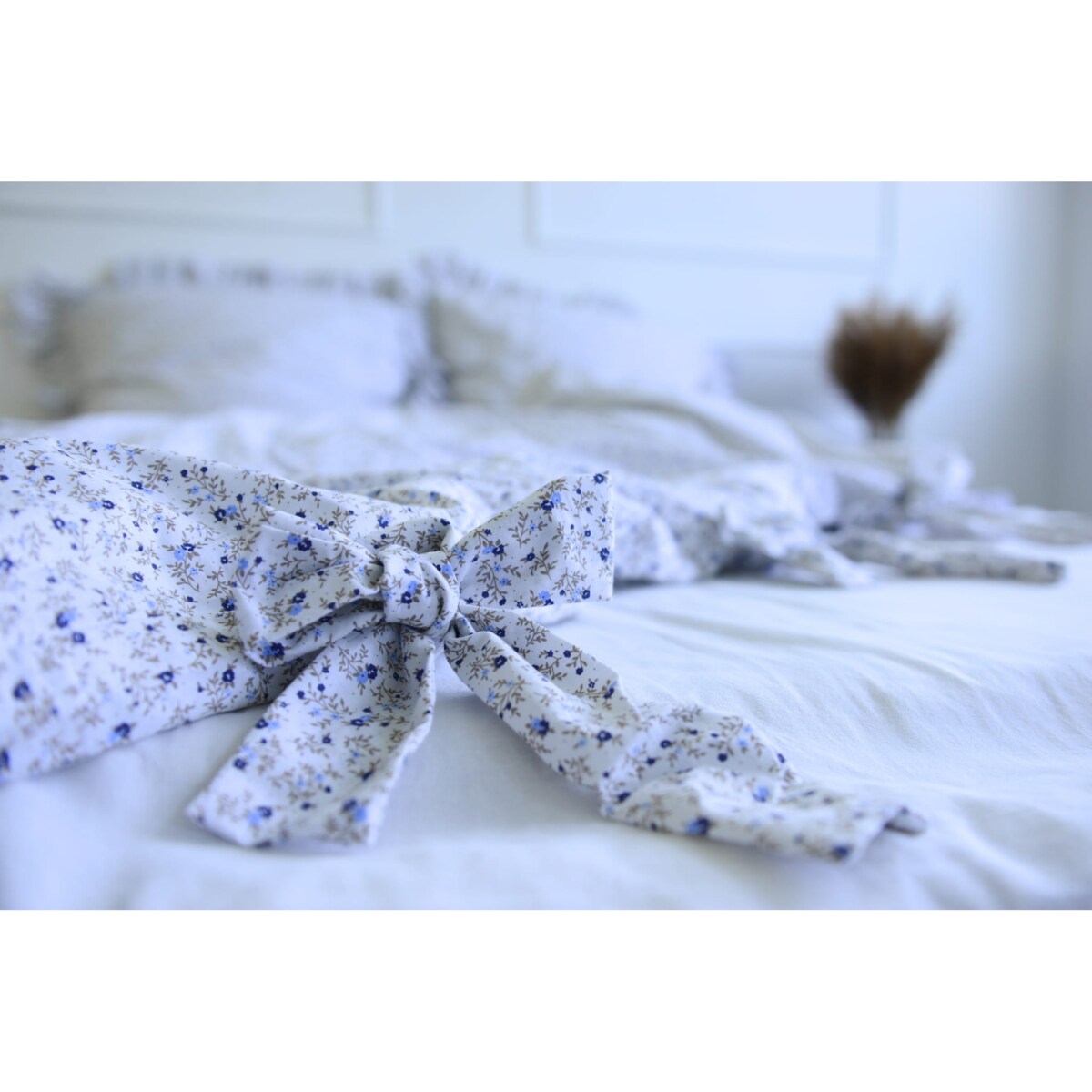 Pościel bawełniana z falbanką niezapominajki 160x200 + 2x50x60