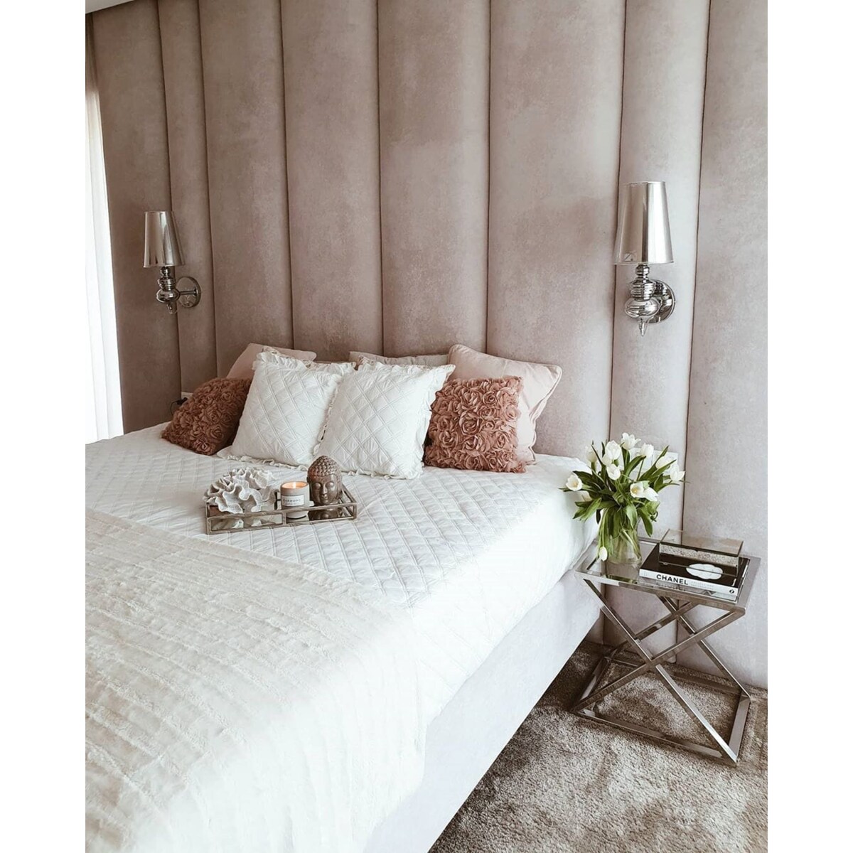 Biała Narzuta Pled Pikowana z Falbanką 200 x 220 Elegancka Kapa na Łóżko Sofę