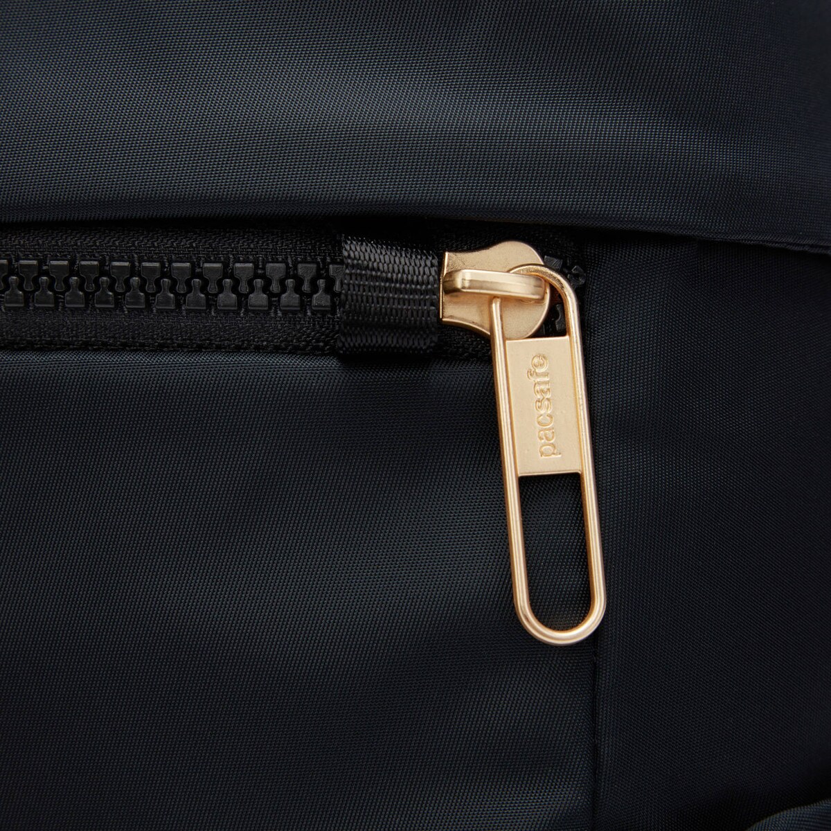 Plecak mini damski antykradzieżowy 8L Pacsafe Citysafe Econyl® - czarna