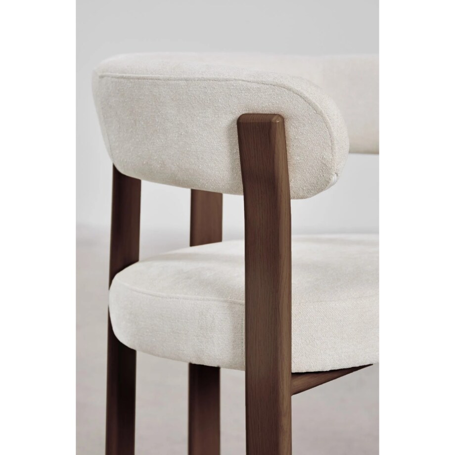 Krzesło z podłokietnikami tapicerowane Jolie, kremowo-beżowe, ciemne drewno