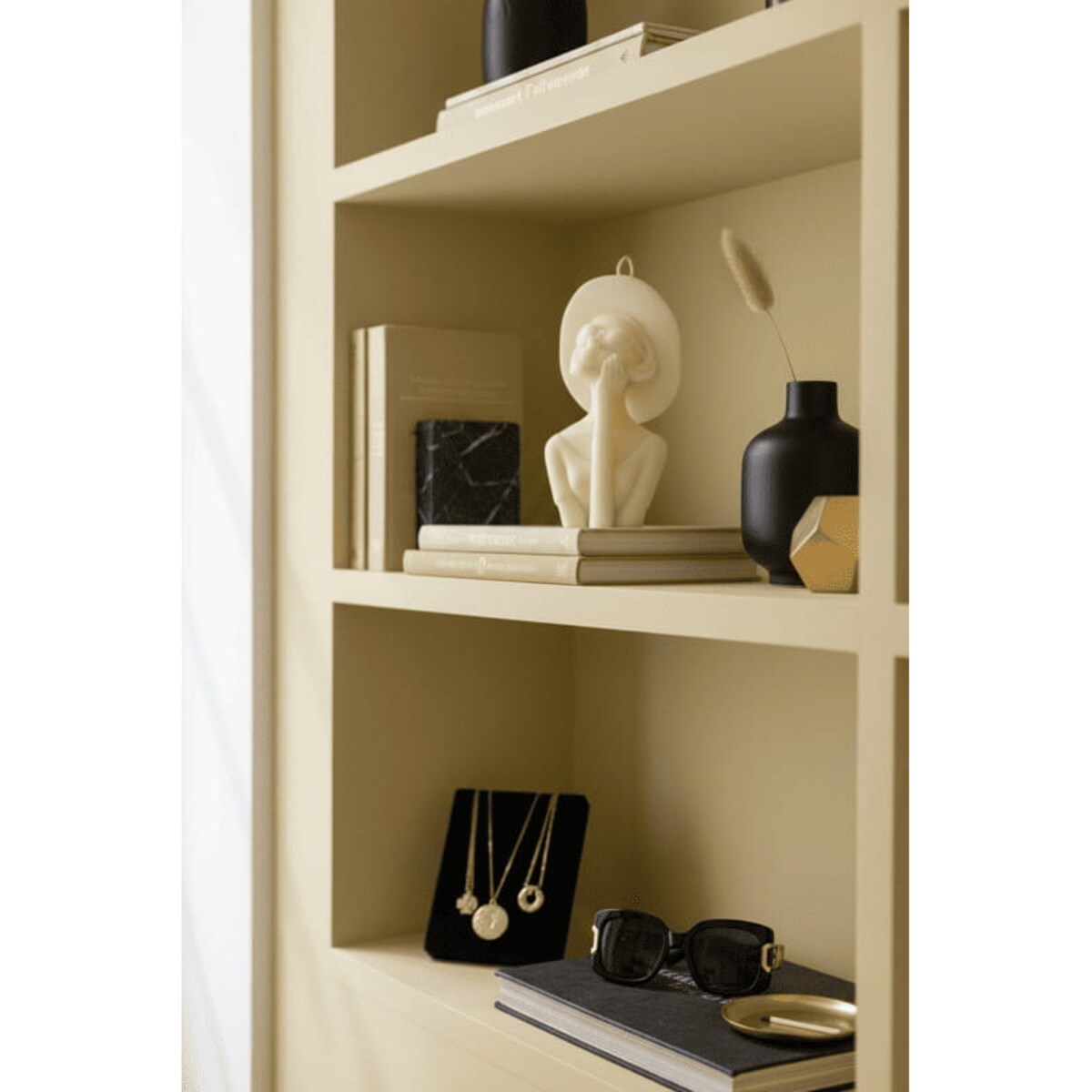 Świeca sojowa Carmen – dekoracyjna świeca w kształcie kobiety w kapeluszu