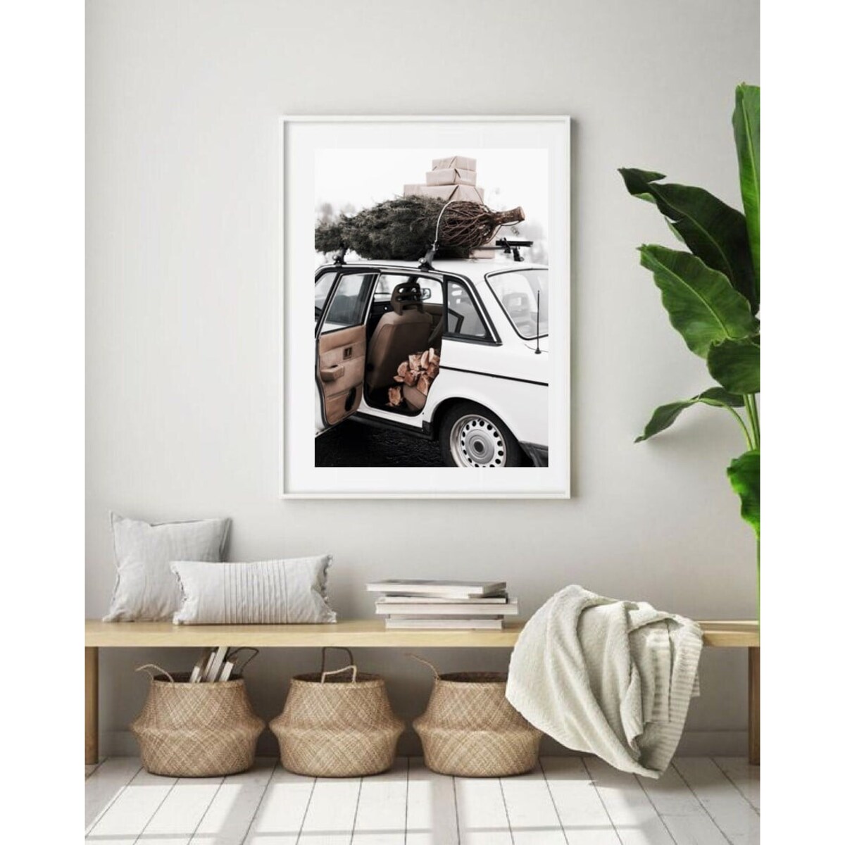 Poster Story, Plakat, Obraz - Zabytkowy Biały Samochód z Choinką i Prezentami na Dachu, wymiary 60 x 84 cm